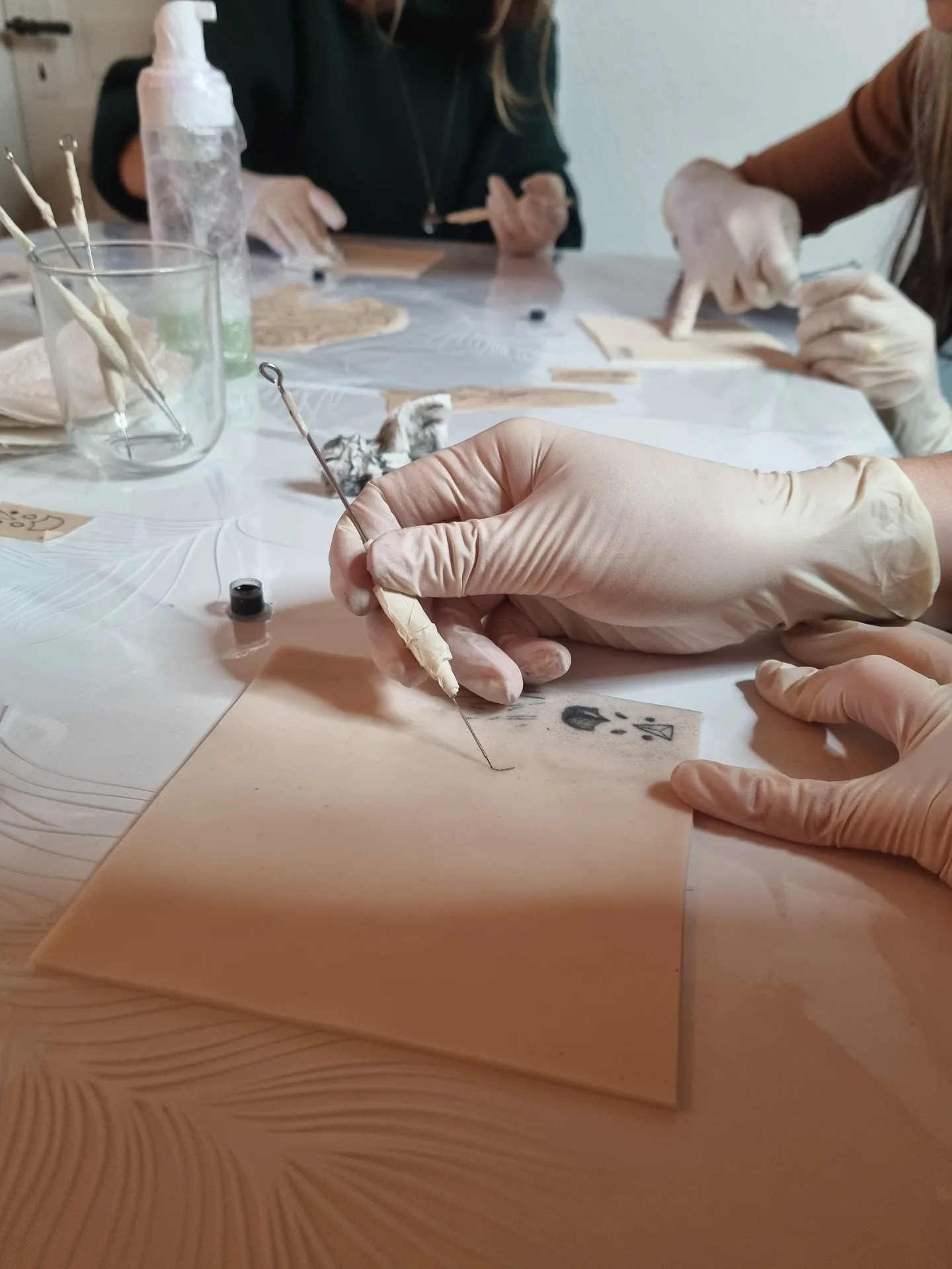 Pratique du handpoke sur peau synthétique pendant la formation