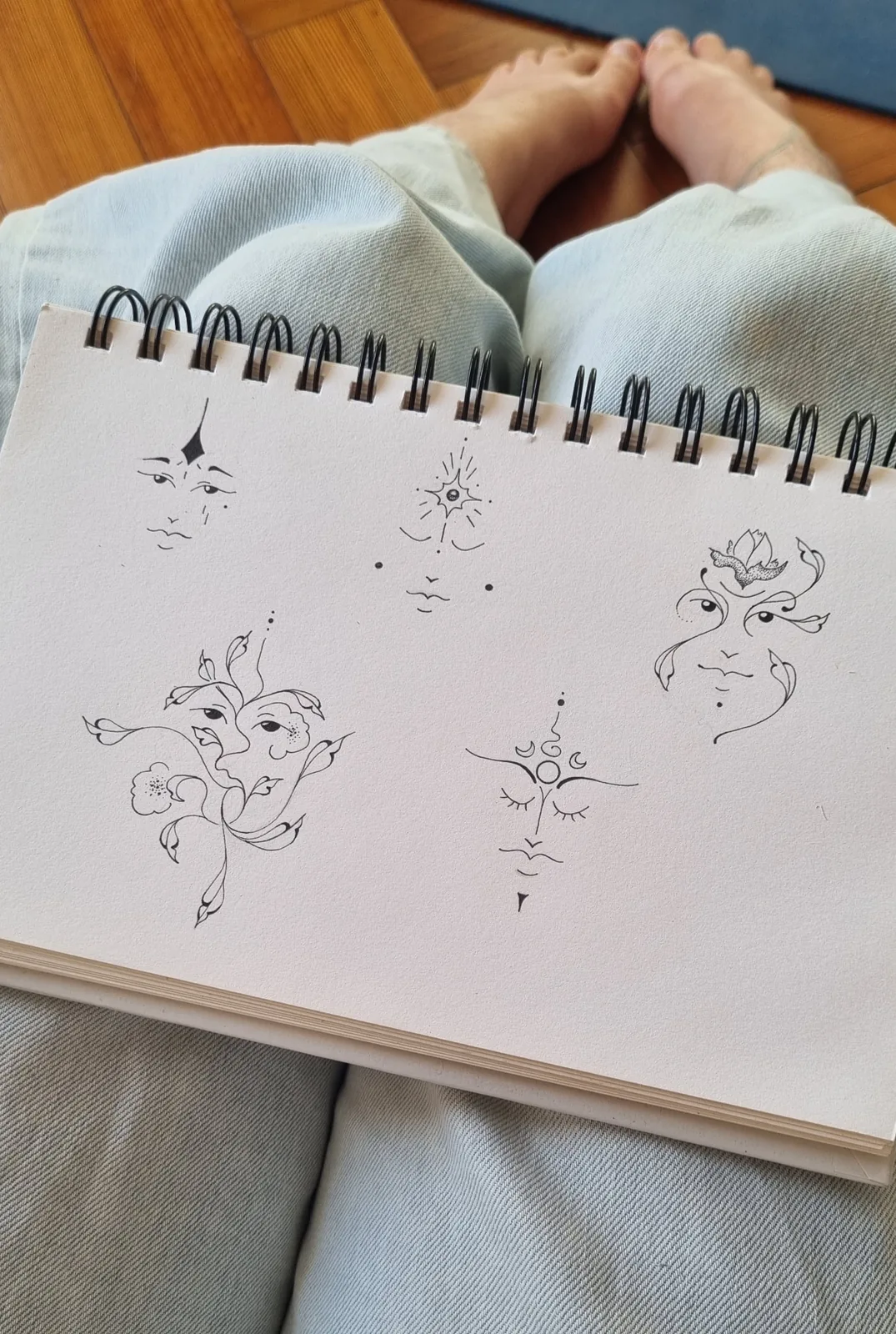 Carnet de croquis — visages et motifs dessinés à la main