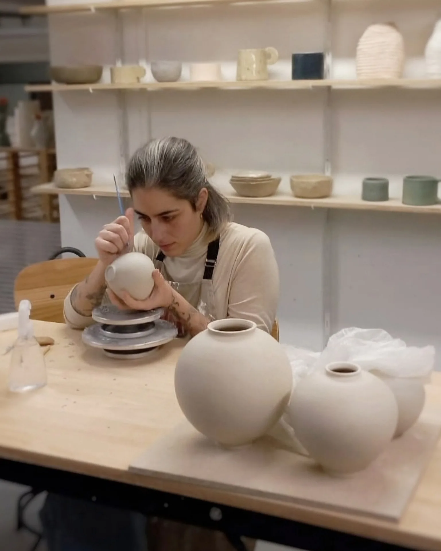 Lyia Kian dans son atelier de céramique