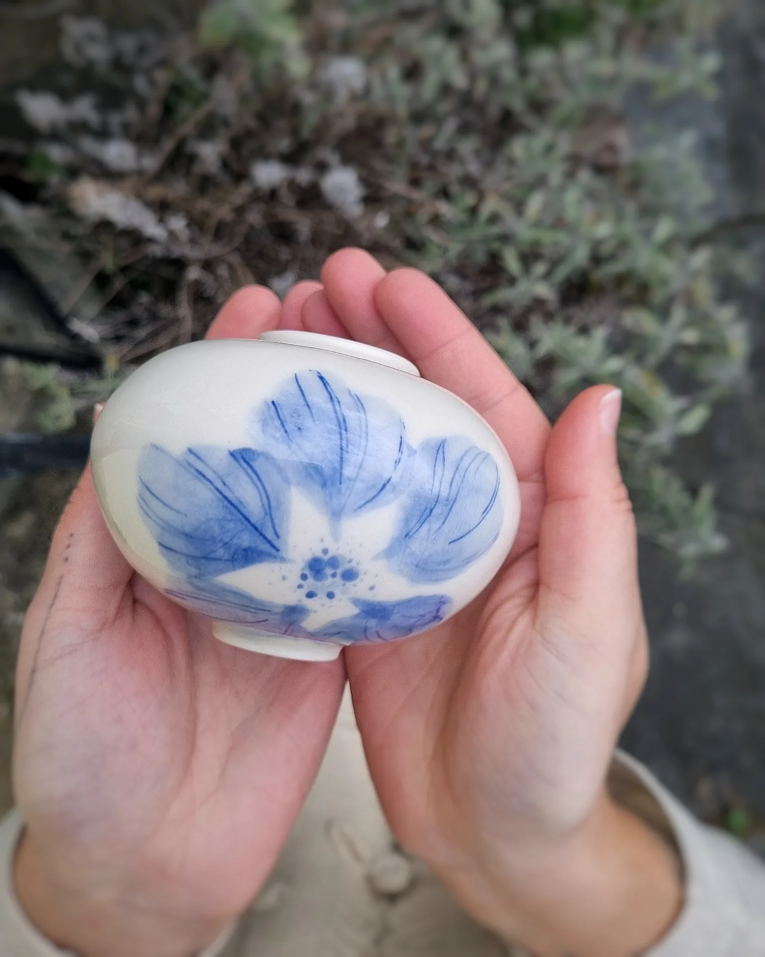 Pièce en porcelaine peinte au cobalt