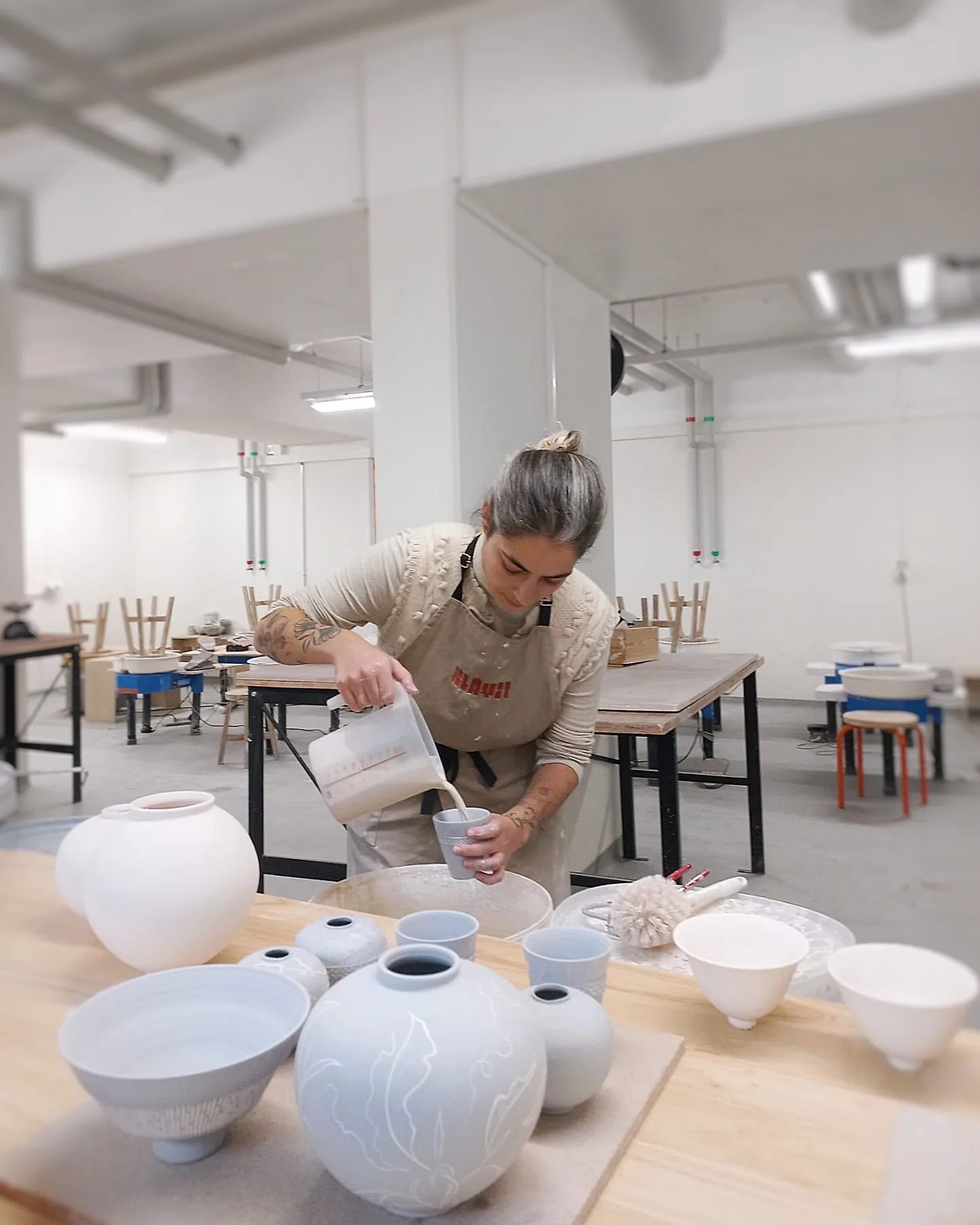 Émaillage d'une pièce en porcelaine à l'atelier