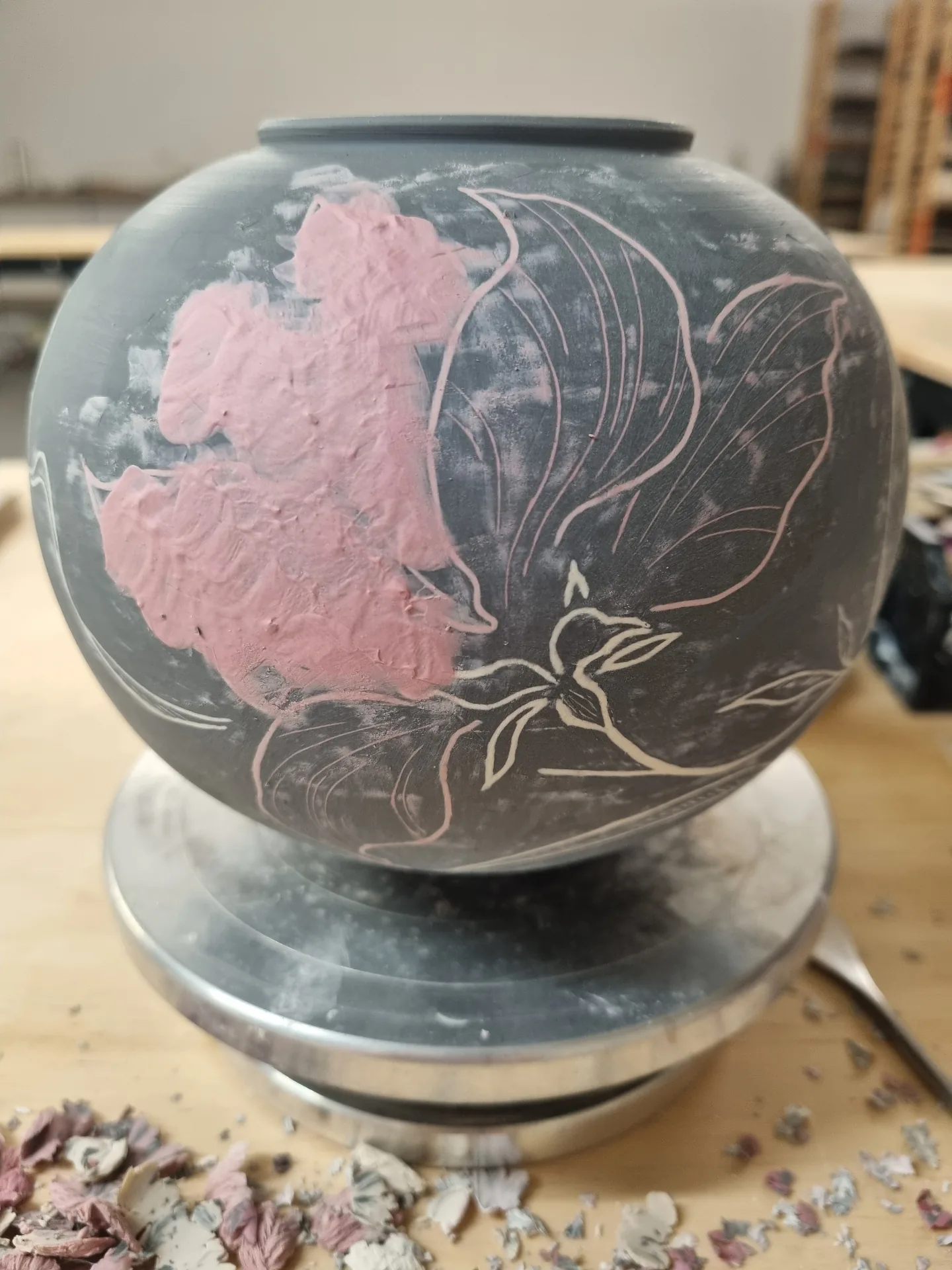Application de l'engobe coloré sur une pièce en porcelaine