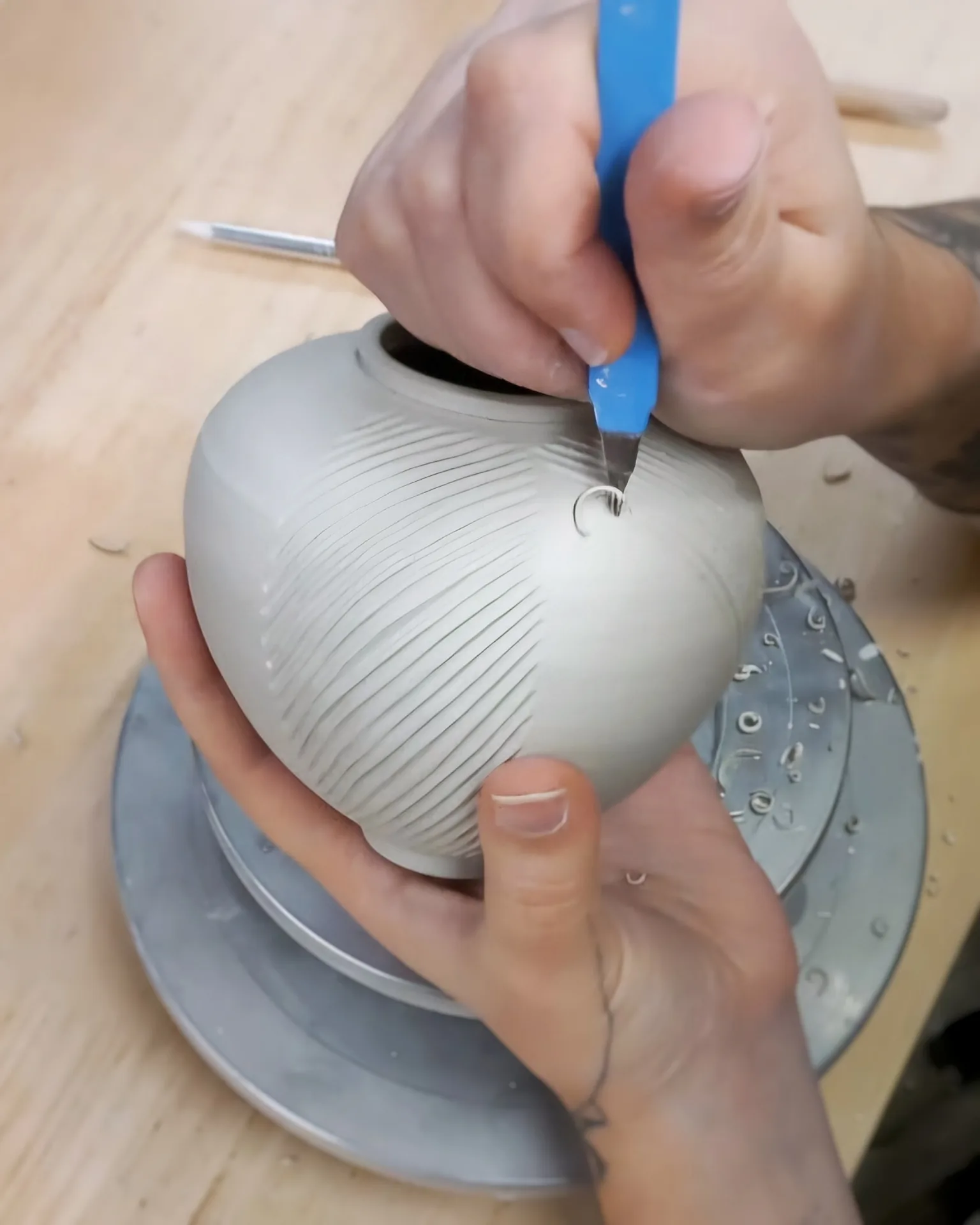 Détail de la gravure sur une pièce en porcelaine