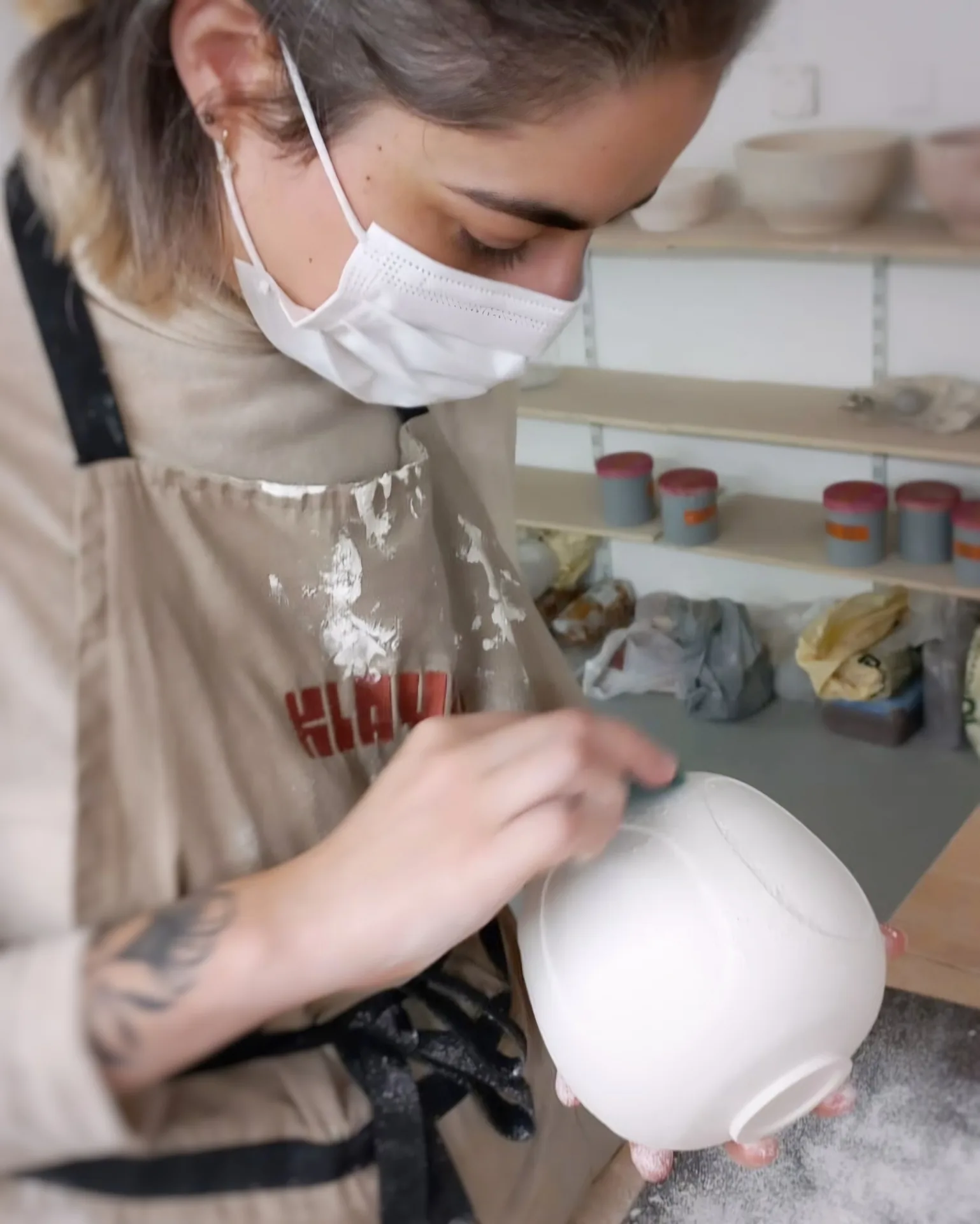 Lyia en train de travailler une pièce en porcelaine à l'atelier