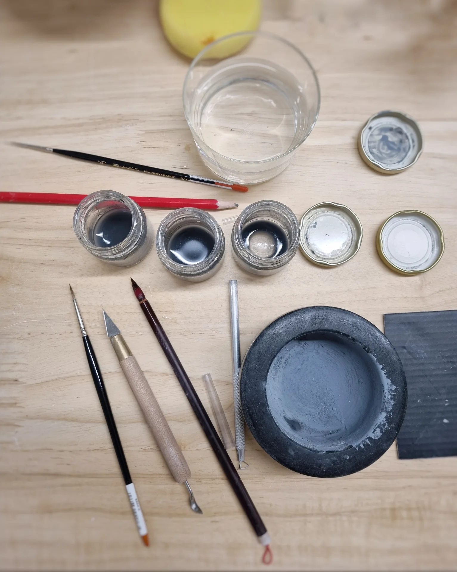 Préparation du pigment cobalt sur la table de travail