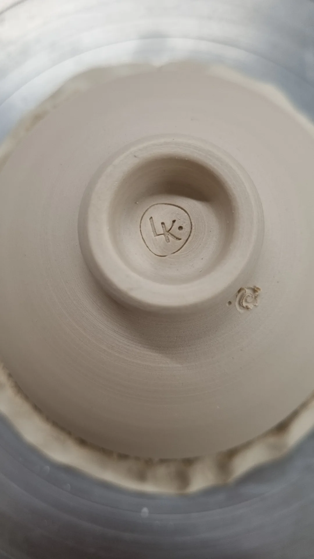 Tampon de l'atelier sous une pièce en porcelaine