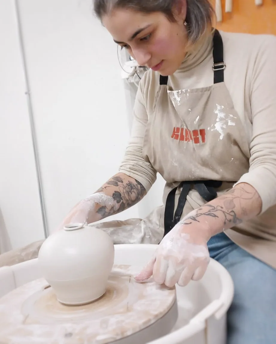 Tournage d'une pièce en porcelaine à l'atelier