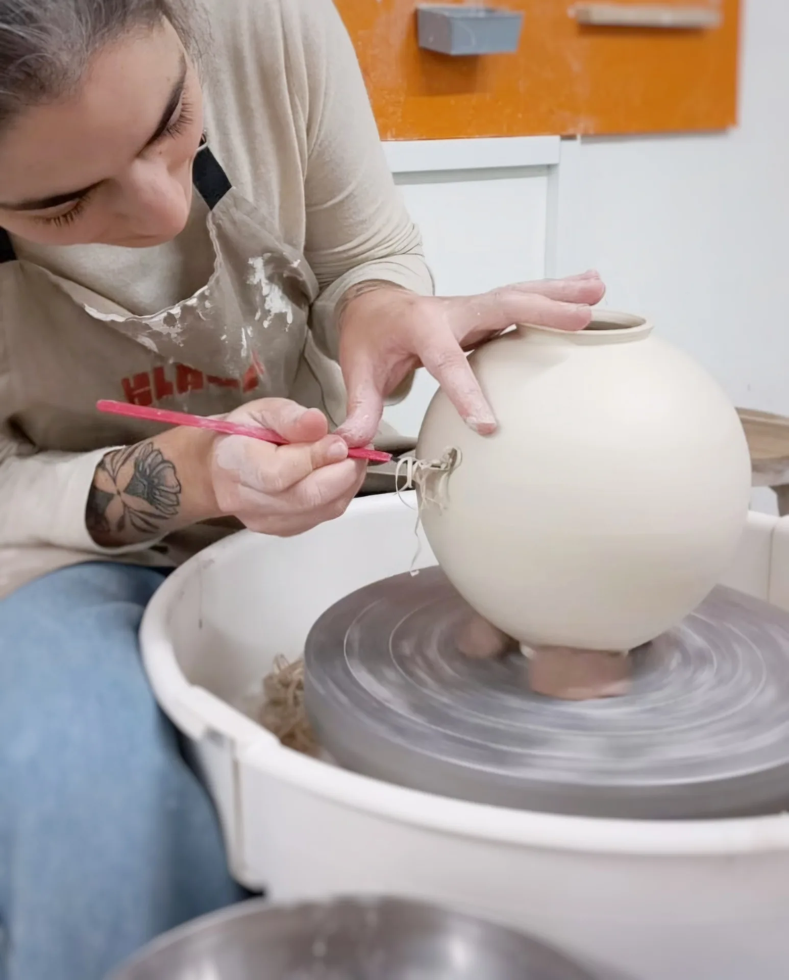 Tournassage d'une pièce en porcelaine
