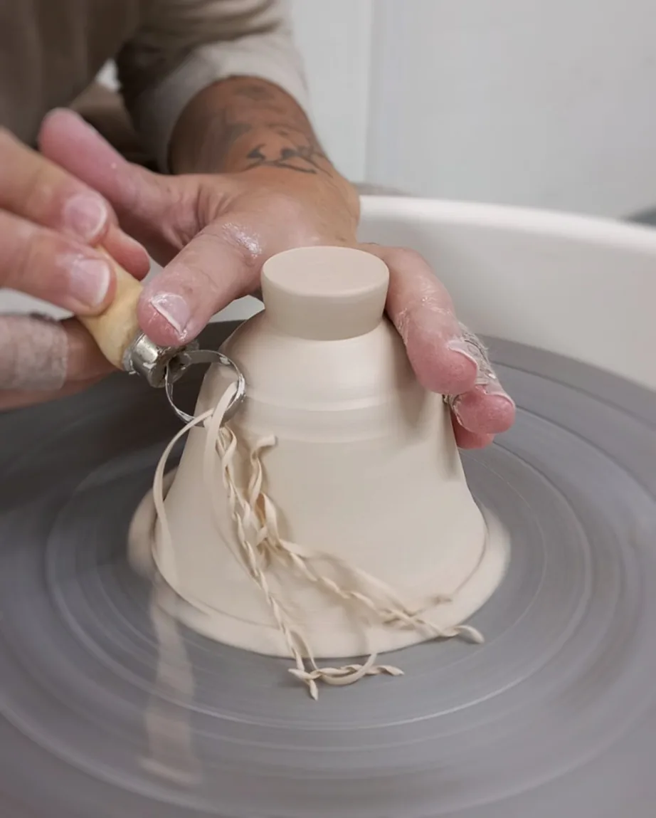Détail du tournassage sur porcelaine