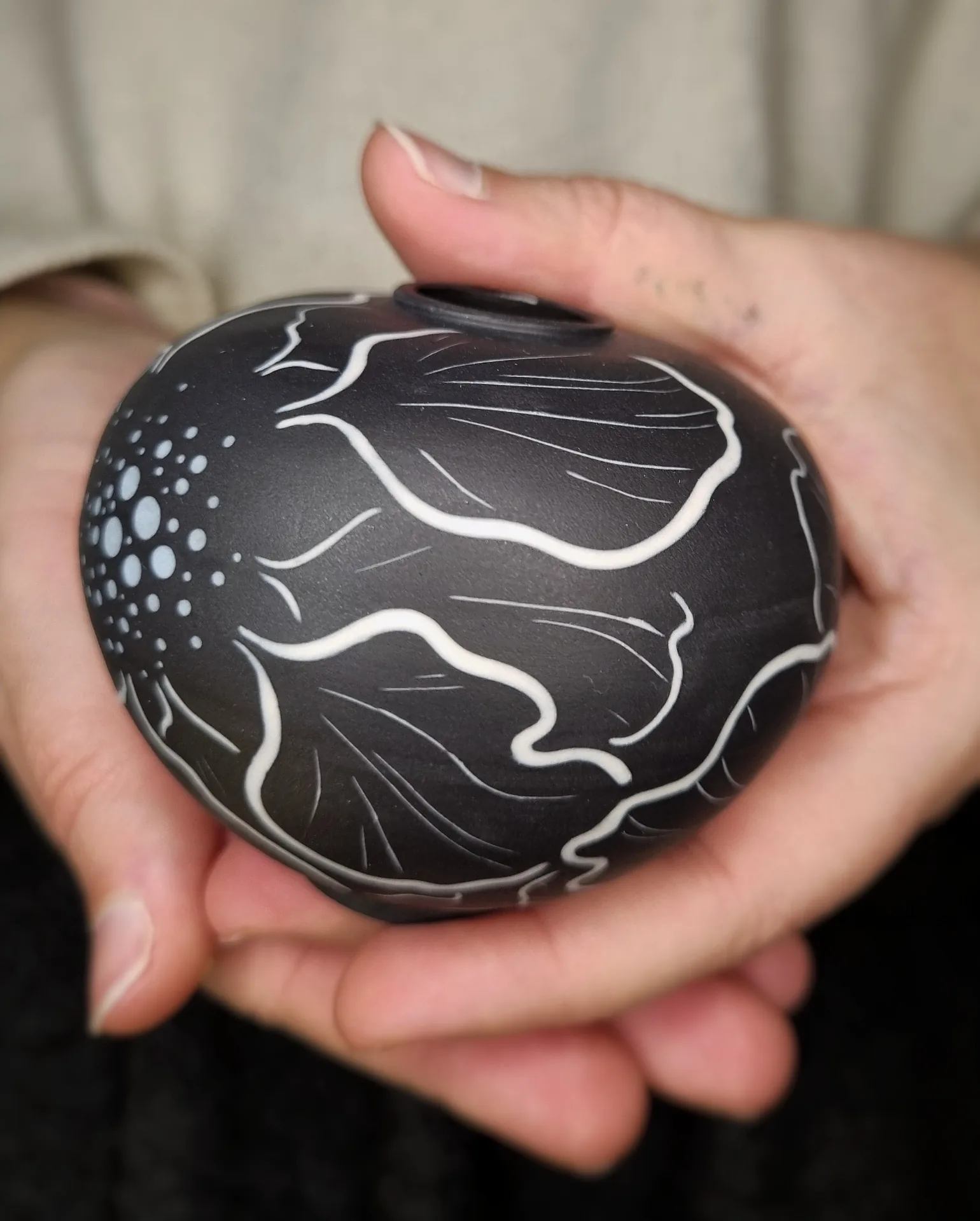 Petit vase en porcelaine noire à incrustations — Sanggam