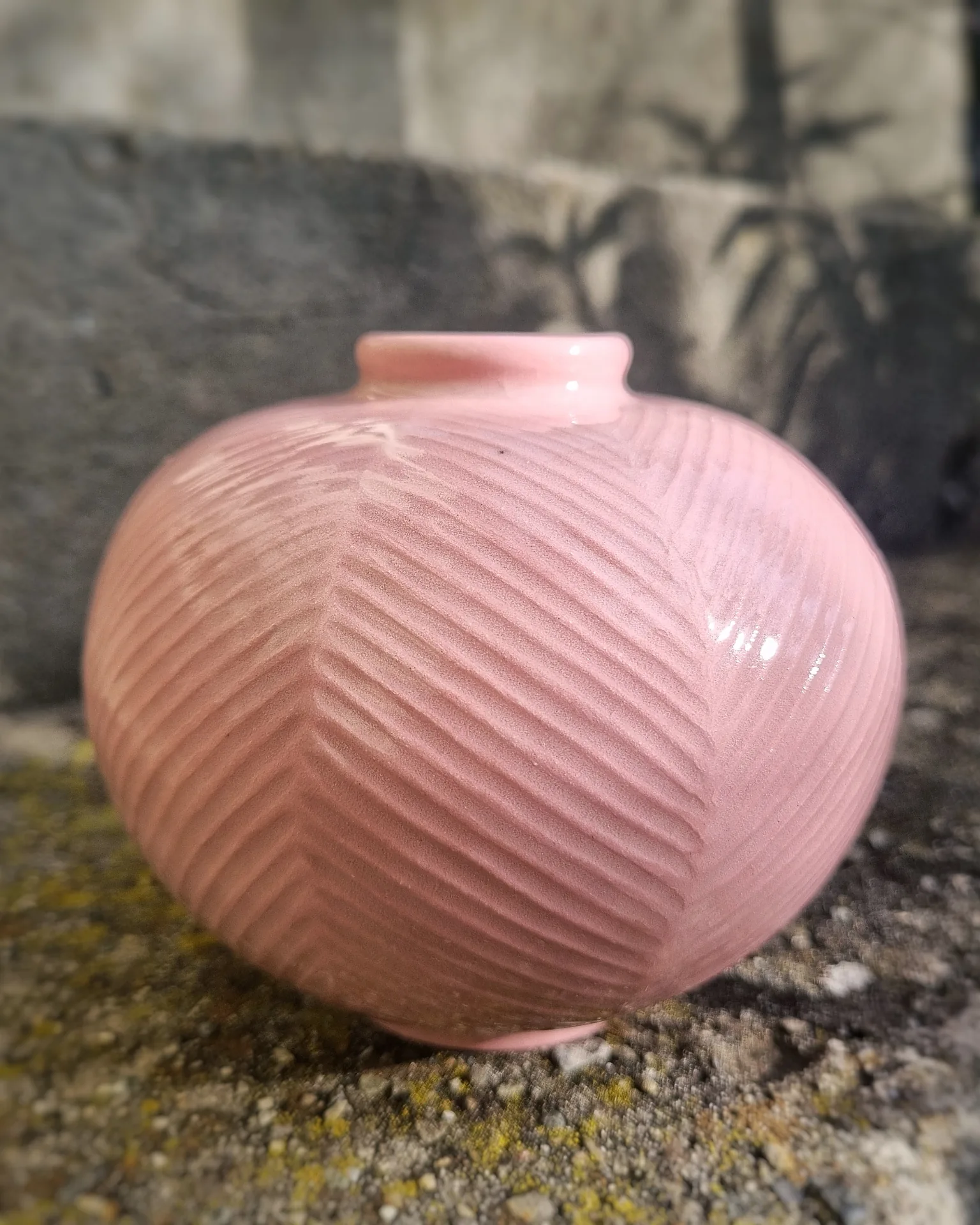 Vase rose gravé en chevron — Eumgak